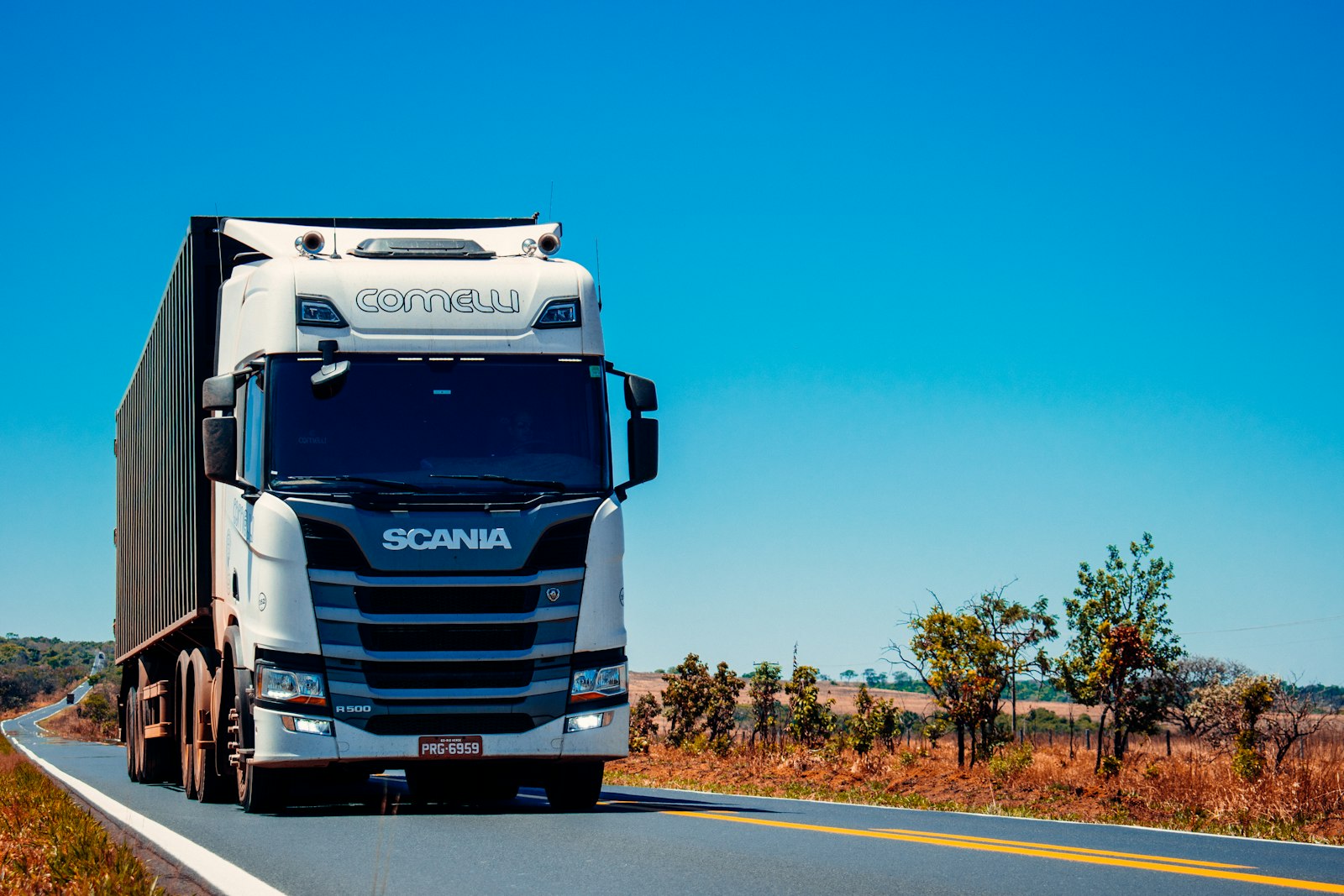Tractocamión Mundientregas en carretera mexicana